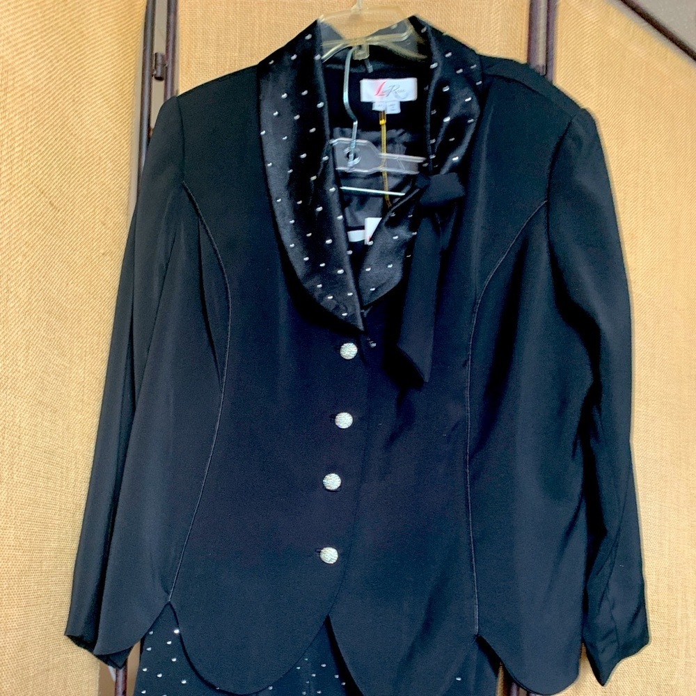 Beautiful 2 pc Women’s Lisa Renee suit